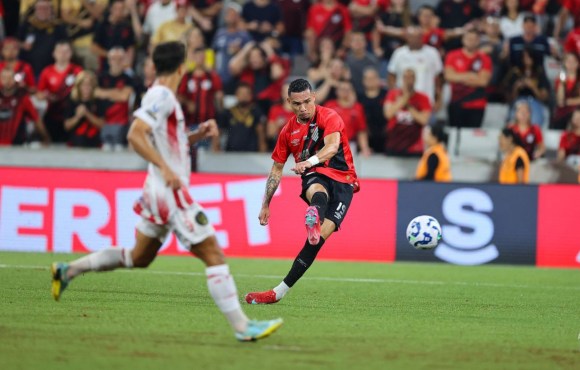 Athletico-PR derrota o Guarany de Bagé e avança na Copa do Brasil